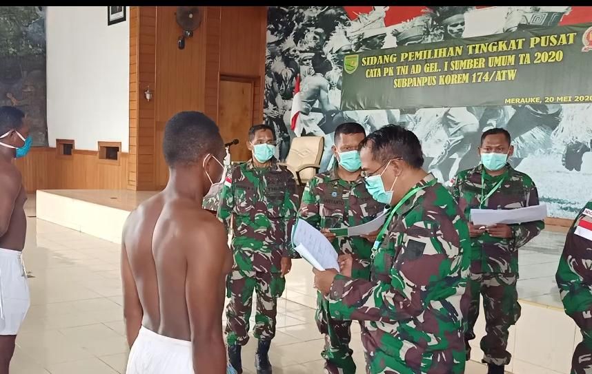 Putra asli Papua bernama Yusuf Rony Kabarjay (20 th) dinyatakan lulus menjadi anggota dalam rekrutmen Sekolah Calon Tamtama Prajurit Karier (Secata PK) Gelombang I tahun 2020 di Korem 174/ATW pada Kamis (21/5) lalu.