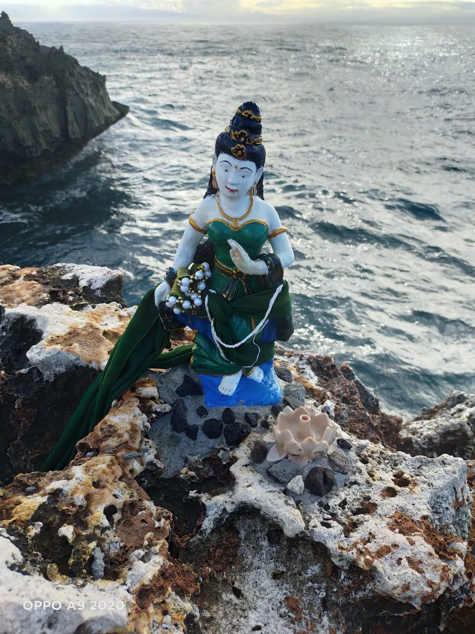 Heboh adanya patung ratu pantai selatan Nyi Roro Kidul yang muncul di atas batu di Waterblow, Kawasan ITDC. Patung tersebut terpasang berdiri di atas batu karang.