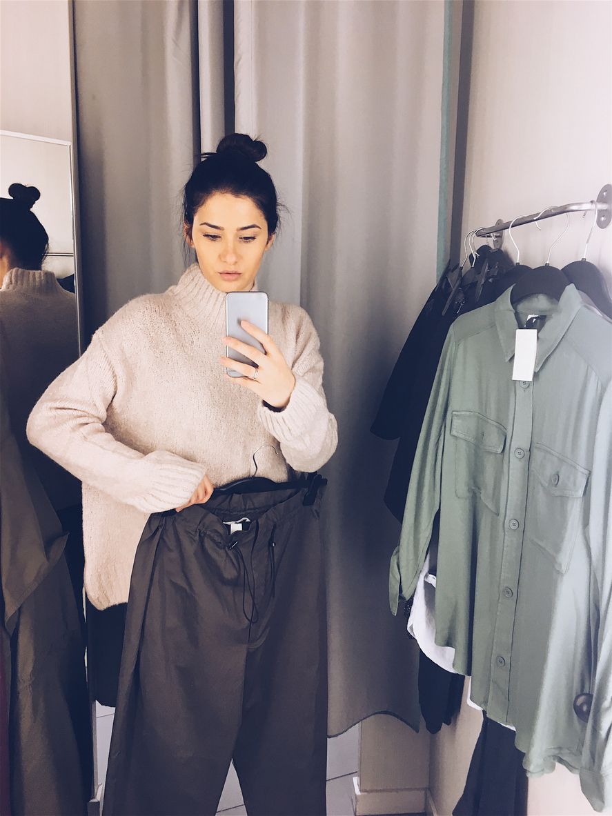 Ilustrasi ruang ganti di toko baju.