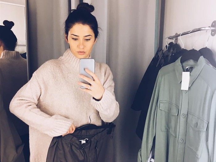 Ruang Ganti di Toko Baju Young woman trying clothes in a fitting room and photographing herself in a mirror // mobile stock photo made with iPhone 6s