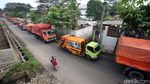 Habis Lebaran Truk Sampah Antri di Bantargebang