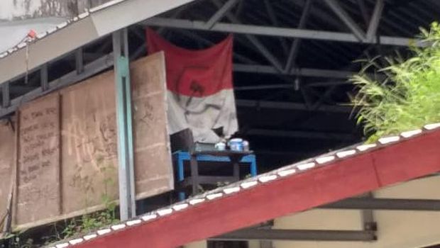 Bendera merah putih berlogo palu arit diamankan di kampus Unhas (dok. Istimewa)