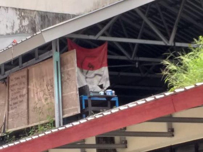 Bendera merah putih berlogo palu arit diamankan di kampus Unhas (dok. Istimewa)