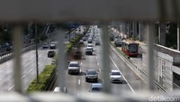 Kendaraan melintasi di Tol Dalam Kota di Jalan MT Haryono dan Jalan Gatot Subroto, Jakarta, Selasa (26/5/2020).
