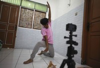Para penari ini ngamen lewat platform Youtube yang dibantu oleh koreografer karena mereka terancam kehilangan pekerjaannya akibat pandemi Corona.