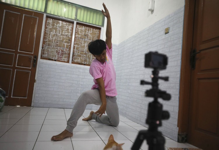 Para penari ini ngamen lewat platform Youtube yang dibantu oleh koreografer karena mereka terancam kehilangan pekerjaannya akibat pandemi Corona.