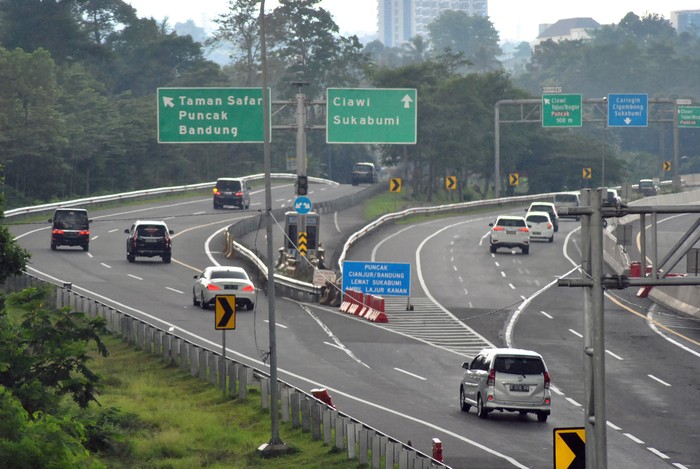 Sejumlah kendaraan roda empat melintas keluar tol Jagorawi menuju jalur Puncak dan Ciawi, Kabupaten Bogor, Jawa Barat, Senin (25/5/2020). Meskipun penerapan Pembatasan Sosial Berskala Besar (PSBB) jilid 3 untuk menekan penyebaran pandemi COVID-19 di wilayah Kabupaten Bogor masih berlangsung namun kendaraan roda empat yang menuju jalur wisata Puncak masih ramai dan sempat terjadi kepadatan di beberapa titik ruas jalan di jalur tersebut. ANTARA FOTO/Arif Firmansyah/hp.