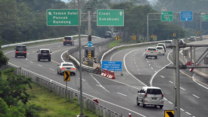 Sejumlah kendaraan roda empat melintas keluar tol Jagorawi menuju jalur Puncak dan Ciawi, Kabupaten Bogor, Jawa Barat, Senin (25/5/2020). Meskipun penerapan Pembatasan Sosial Berskala Besar (PSBB) jilid 3 untuk menekan penyebaran pandemi COVID-19 di wilayah Kabupaten Bogor masih berlangsung namun kendaraan roda empat yang menuju jalur wisata Puncak masih ramai dan sempat terjadi kepadatan di beberapa titik ruas jalan di jalur tersebut. ANTARA FOTO/Arif Firmansyah/hp.