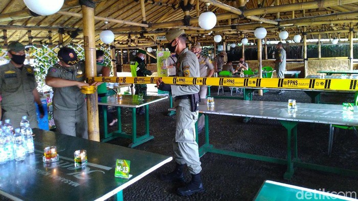 Satpol PP Kabupaten Bogor kembali menyegel tempat makan yang langgar PSBB (Sachril Agustin Berutu/detikcom)
