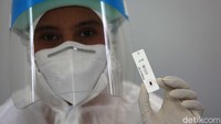 Petugas menunjukan sampel rapid test salah seorang warga.