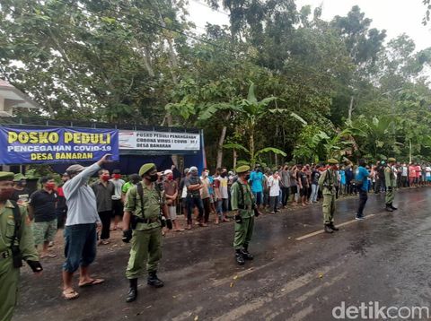 Warga di Gunungkidul membongkar posko COVID-19 karena tak terima dituduh hadang ambulans, Selasa (26/5/2020).