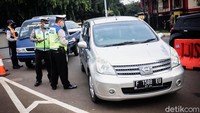 Ditlantas Polda Metro Jaya memperketat pemeriksaan surat izin keluar-masuk (SIKM) Jakarta dengan cara berlapis bagi pemudik yang hendak kembali ke Jakarta.