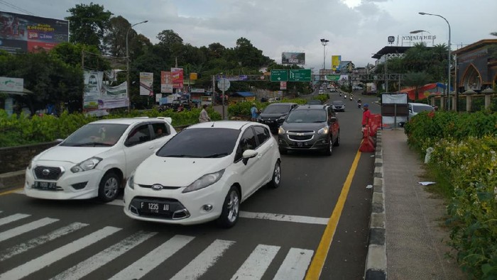 Kondisi lalu lintas di Kawasan Puncak Bogor.