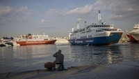 Yunani telah membuka beberapa akses dan kawasan wisata untuk turis domestik. Salah satunya yaitu pelayanan kapal feri reguler. (Petros Giannakouris/AP)  