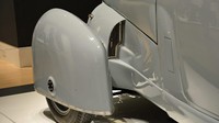 Desain yang disajikan terbilang unik, dengan memiliki dua kursi desain muka panjang dan memiliki dek pendek layaknya pesawat. Hal ini wajar karena Gordon memang menyuntikkan DNA pesawat pada mobil ini. Foto: Pool (Autoblog)