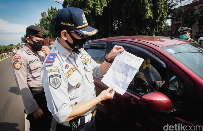 Ditlantas Polda Metro Jaya perketat pemeriksaan SIKM Jakarta bagi pemudik yang hendak kembali ke Ibu Kota. Pemeriksaan itu salah satunya dilakukan di perbatasan