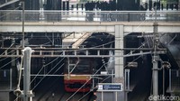 KRL kembali melayani pengguna sesuai jam operasional selama masa PSBB ini yaitu pukul 06.00-18.00 WIB.