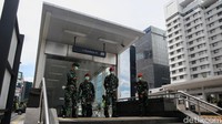 Jokowi memutuskan  menerjunkan aparat TNI-Polri secara lebih masif demi menekan penyebaran COVID-19 di Indonesia. Para aparat bakal ditugasi mendisiplinkan masyarakat di lapangan.