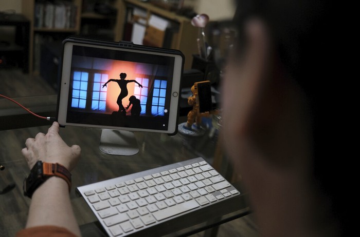 Para penari ini ngamen lewat platform Youtube yang dibantu oleh koreografer karena mereka terancam kehilangan pekerjaannya akibat pandemi Corona.