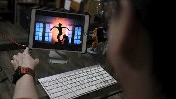Program Saweran Online di saluran YouTube Indonesia Dance Network menampung para penari, koreografer, dan guru tari sehingga dapat kembali tampil dan kemudian menerima sumbangan dari pemirsa. AP/Dita Alangkara