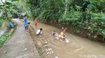 Foto Anak-anak di Ciamis Isi Libur Lebaran di Saluran Irigasi