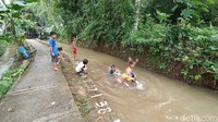 Menurut Rijal, salah satu anak, mengaku bosan berada di rumah saat sekolah diliburkan. Ia ingin kembali bersekolah bertemu bersama teman-temannya.