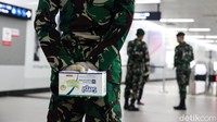 Diharapkan nantinya dengan dimulainya TNI dan Polri ikut secara masif mendisiplinkan masyarakat ini, menyadarkan masyarakat, mengingatkan masyarakat, kita harapkan kurva dari penyebaran COVID ini akan semakin menurun, kata Jokowi di Stasiun MRT Bundaran HI, Jakarta Pusat, Selasa (26/5/2020).