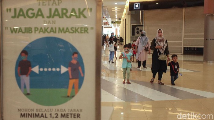 Terkini! Suasana Summarecon Mall Bekasi Usai Dikunjungi Jokowi Summarecon Mall Bekasi bakal segera beroperasi penuh. Hal itu dilakukan secara bertahap mulai 8 Juni 2020. Berikut suasana terkininya.