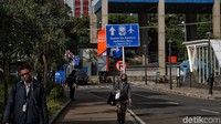 Warga melintas kawasan Stasiun MRT BNI City, Jakarta, Selasa (26/5).