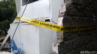 Sebelumnya sebuah mobil jenis isuzu panther bernomor polisi L 1476 GK menabrak rumah warga Senin, (25/5) sekira pukul 19.00 WIB. Dalam insiden tersebut dua orang meninggal dunia, diantaranya balita perempuan usia 3 tahun dan neneknya Yasri (50) meninggal saat dilarikan ke Puskesmas.