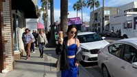 Tak hanya Italia dan London saja yang pernah ia kunjungi, wanita yang juga sering dipanggil Nangni ini pernah menikmati liburannya ke Los Angeles. Lihat nih momen santainya sambil menikmati es krim di jalanan Los Angeles. Foto: Instagram @marcellasne_