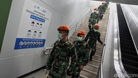 Puluhan anggota TNI mulai terlihat berja-jaga tempat umum sesuai dengan instruksi Presiden Jokowi untuk mengawal penerapan New Normal.