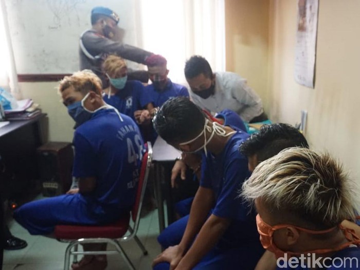 7 Pemuda keroyok petugas COVID-19 karena dilarang masuk desa gegara tak bermasker, Selasa (26/5/2020).