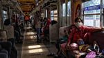 Penumpang KRL Kini Mulai Dibiasakan Hidup New Normal