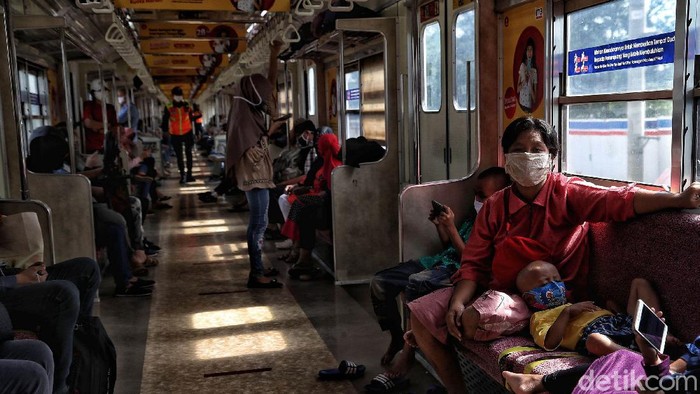 Imbauan memakai masker di angkutan umum telah digalakkan sejak penerapan PSBB. Hingga kini para penumpang KRL pun tertib dengan imbauan tersebut.