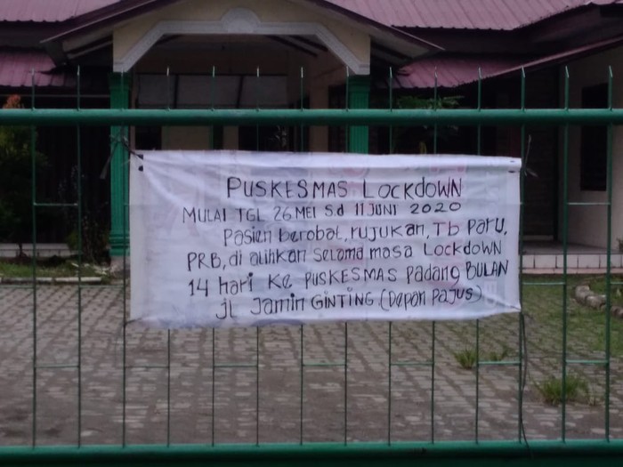 Spanduk di depan Puskesmas di Medan (Datuk Haris Molana-detikcom)