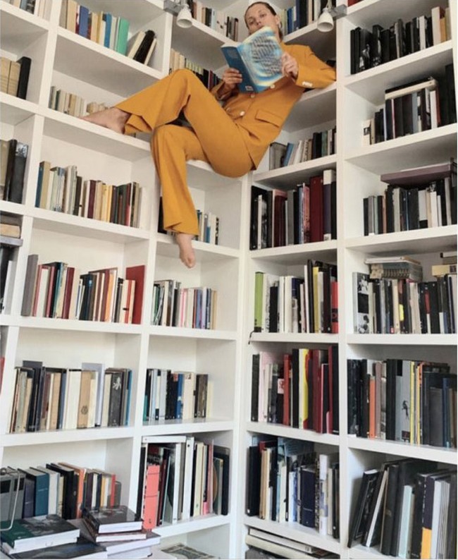 Usaha fotografer dan model untuk membuat katalog fashion yang unik untuk foto berikut perlu diapresiasi. Foto: Twitter/Zara