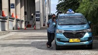 Sopir taksi menunggu penumpang.