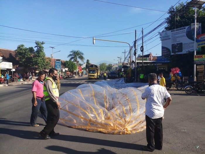 Polres Ponorogo mengamankan 87 balon udara sejak H-1 hingga H+3 Lebaran. Meski sudah dilarang dan diberi imbauan, beberapa warga masih nekat menerbangkan balon udara.