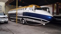 Jet limo itu kini berada di bawah asuhan rental Limo Bob di Los Angeles, Amerika Serikat. Di sana jet limo ini disewa dengan harga USD 100 ribu atau Rp 1,4 miliar sebulan. Jika tidak mau menyewa tapi ingin memilikinya langsung, siapkan uang USD 1 juta atau sekitar Rp 14 miliar-an. Foto: autoevolution