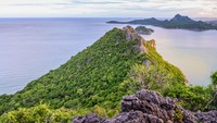 Wajar, karena Khao Lom Muak berada di lahan milik Angkatan Udara Thailand. Butuh izin masuk untuk ke kawasan yang terbatas ini. (Getty Images)