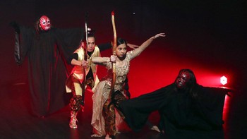 Penari Indonesia Nala Amyrtha tampil dalam rekaman video untuk program Saweran Online di saluran YouTube Indonesia Dance Network, di studio EKI Dance Company di Jakarta. AP/Achmad Ibrahim