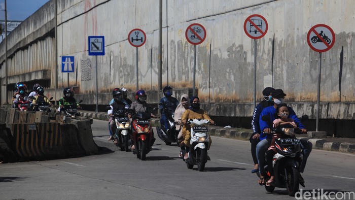 Pengendara sepeda motor terpaksa melawan arus lalu-lintas di jalan Ciledug Raya, Pesanggrahan Jaksel, tepatnya di gerbang tol Ciledug 3 arah Lebak Bulus.