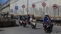 Jika mengikuti arus hingga putaran balik di kolong jalan tol, pemotor perlu menempuh jarak tambahan sekitar kurang lebih 300 meter. 