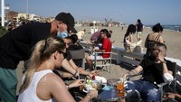 Di sisi lain, Spanyol sebagai destinasi favorit turis asing yang mendapatkan pukulan terparah akibat Corona belum berencana membuka diri untuk wisatawan mancanegara sampai 1 Juli 2020. Di dalam negeri, Spanyol sudah memperbolehkan bar dan restoran beroperasi dengan membatasi kapasitas maksimal 50 persen dari kondisi normal. Selain itu masyarakat di sana juga sudah boleh berjemur di pantai, dengan tetap menjaga jarak satu sama lain sejauh 4 meter. (Foto: AP)