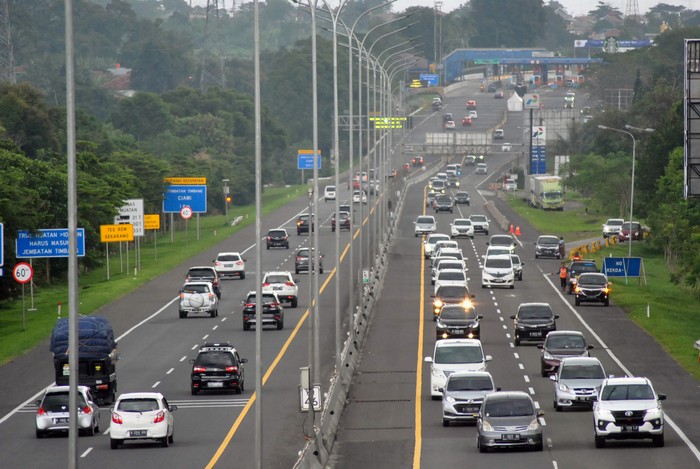 Sejumlah kendaraan roda empat melintas keluar tol Jagorawi menuju jalur Puncak dan Ciawi, Kabupaten Bogor, Jawa Barat, Senin (25/5/2020). Meskipun penerapan Pembatasan Sosial Berskala Besar (PSBB) jilid 3 untuk menekan penyebaran pandemi COVID-19 di wilayah Kabupaten Bogor masih berlangsung namun kendaraan roda empat yang menuju jalur wisata Puncak masih ramai dan sempat terjadi kepadatan di beberapa titik ruas jalan di jalur tersebut. ANTARA FOTO/Arif Firmansyah/hp.