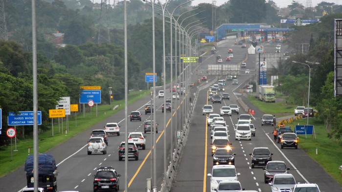Sejumlah kendaraan roda empat melintas keluar tol Jagorawi menuju jalur Puncak dan Ciawi, Kabupaten Bogor, Jawa Barat, Senin (25/5/2020). Meskipun penerapan Pembatasan Sosial Berskala Besar (PSBB) jilid 3 untuk menekan penyebaran pandemi COVID-19 di wilayah Kabupaten Bogor masih berlangsung namun kendaraan roda empat yang menuju jalur wisata Puncak masih ramai dan sempat terjadi kepadatan di beberapa titik ruas jalan di jalur tersebut. ANTARA FOTO/Arif Firmansyah/hp.