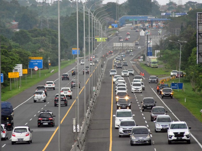 Sejumlah kendaraan roda empat melintas keluar tol Jagorawi menuju jalur Puncak dan Ciawi, Kabupaten Bogor, Jawa Barat, Senin (25/5/2020). Meskipun penerapan Pembatasan Sosial Berskala Besar (PSBB) jilid 3 untuk menekan penyebaran pandemi COVID-19 di wilayah Kabupaten Bogor masih berlangsung namun kendaraan roda empat yang menuju jalur wisata Puncak masih ramai dan sempat terjadi kepadatan di beberapa titik ruas jalan di jalur tersebut. ANTARA FOTO/Arif Firmansyah/hp.