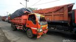 Habis Lebaran Truk Sampah Antri di Bantargebang