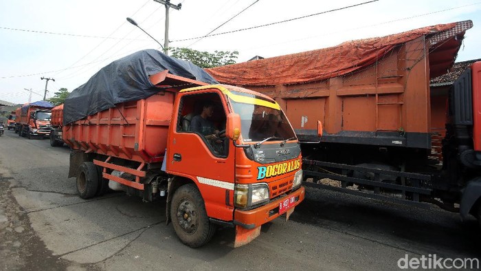 Truk sampah Truk sampah DKI Jakarta mengular panjang saat menunggu antrean masuk ke Tempat Pengolahan Sampah Terpadu (TPST) Bantar Gebang, Kota Bekasi, Selasa (26/05/2020).